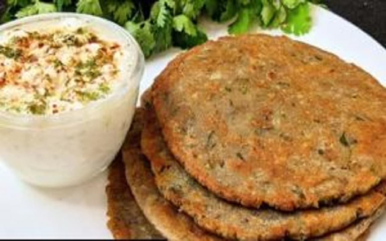 Kuttu Atta Poori: नवरात्रि के व्रत में बनाएं कुट्टू के आटे की पूरी, यहां देखें आसान रेसिपी