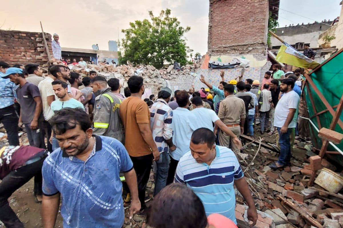 Meerut Building Collapse: मेरठ में भरभराकर गिरा दो मंजिला मकान, 6 लोग बचाए गए, सीएम योगी ने लिया संज्ञान