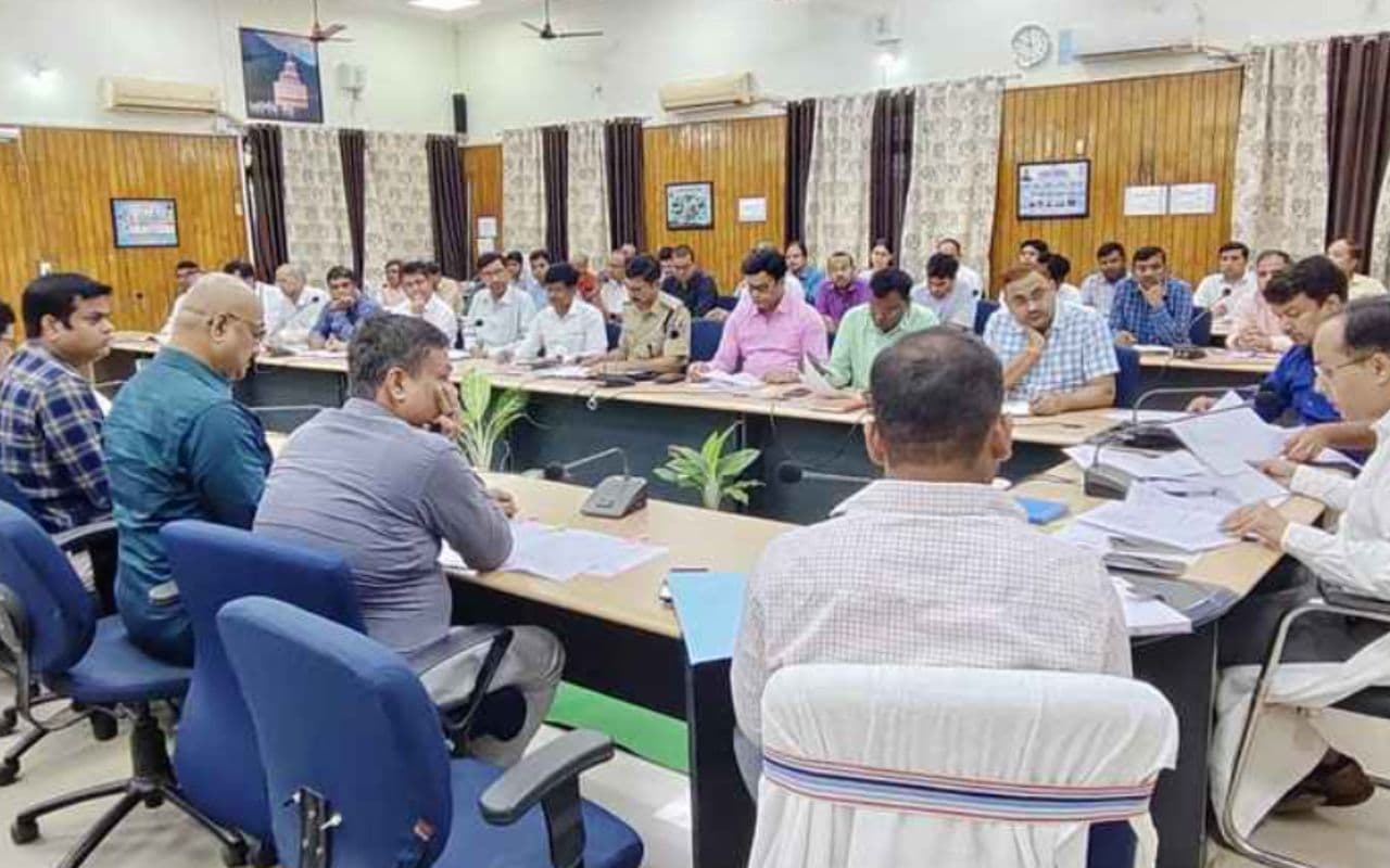 Nalanda News: राजस्व कर्मचारी को अंचल में रहकर करना होगा सर्वे का काम, डीएम ने जारी किया आदेश