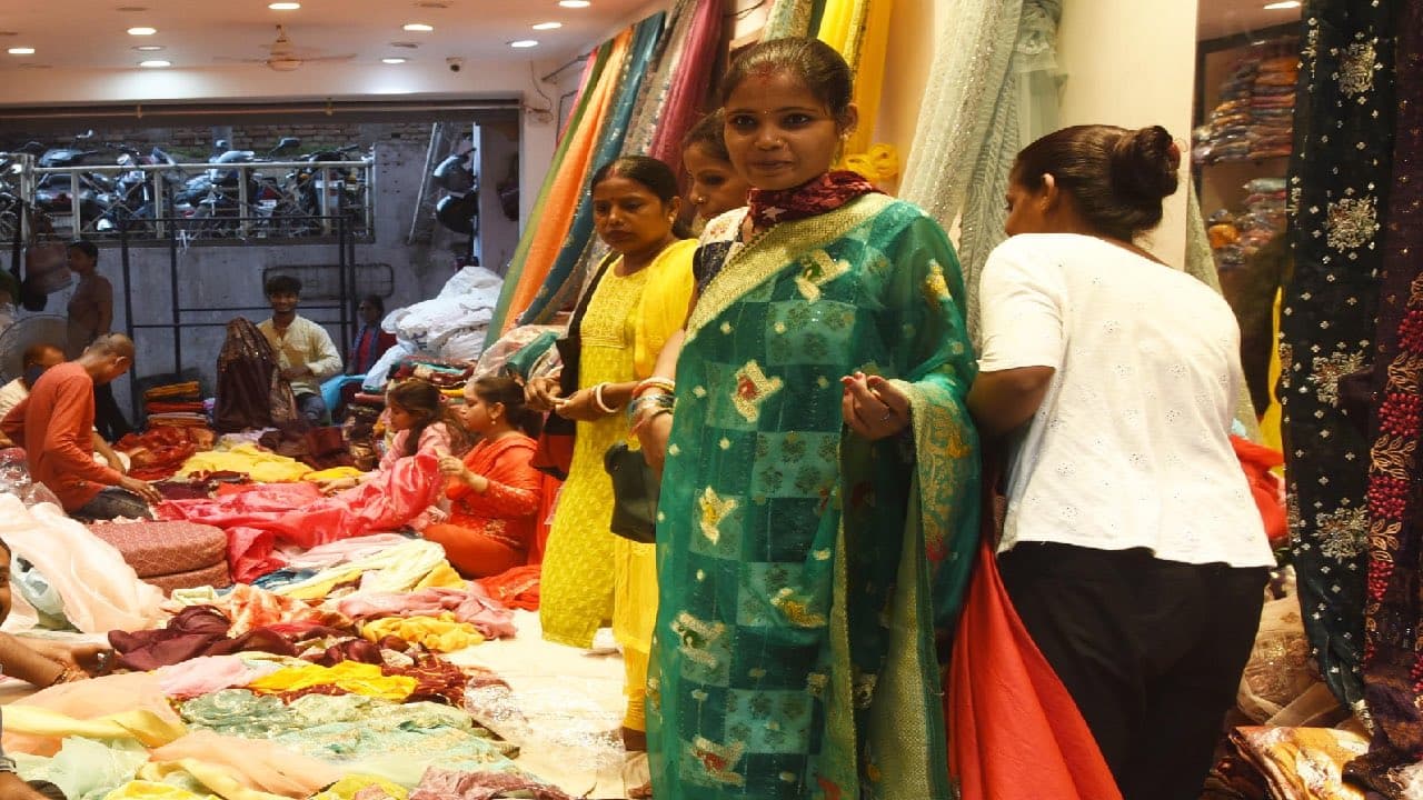 Hartalika Teej 2024: तीज को लेकर पटना में चंदेड़ी और ऑर्गेंजा की बढ़ी डिमांड, जाने क्या है दाम