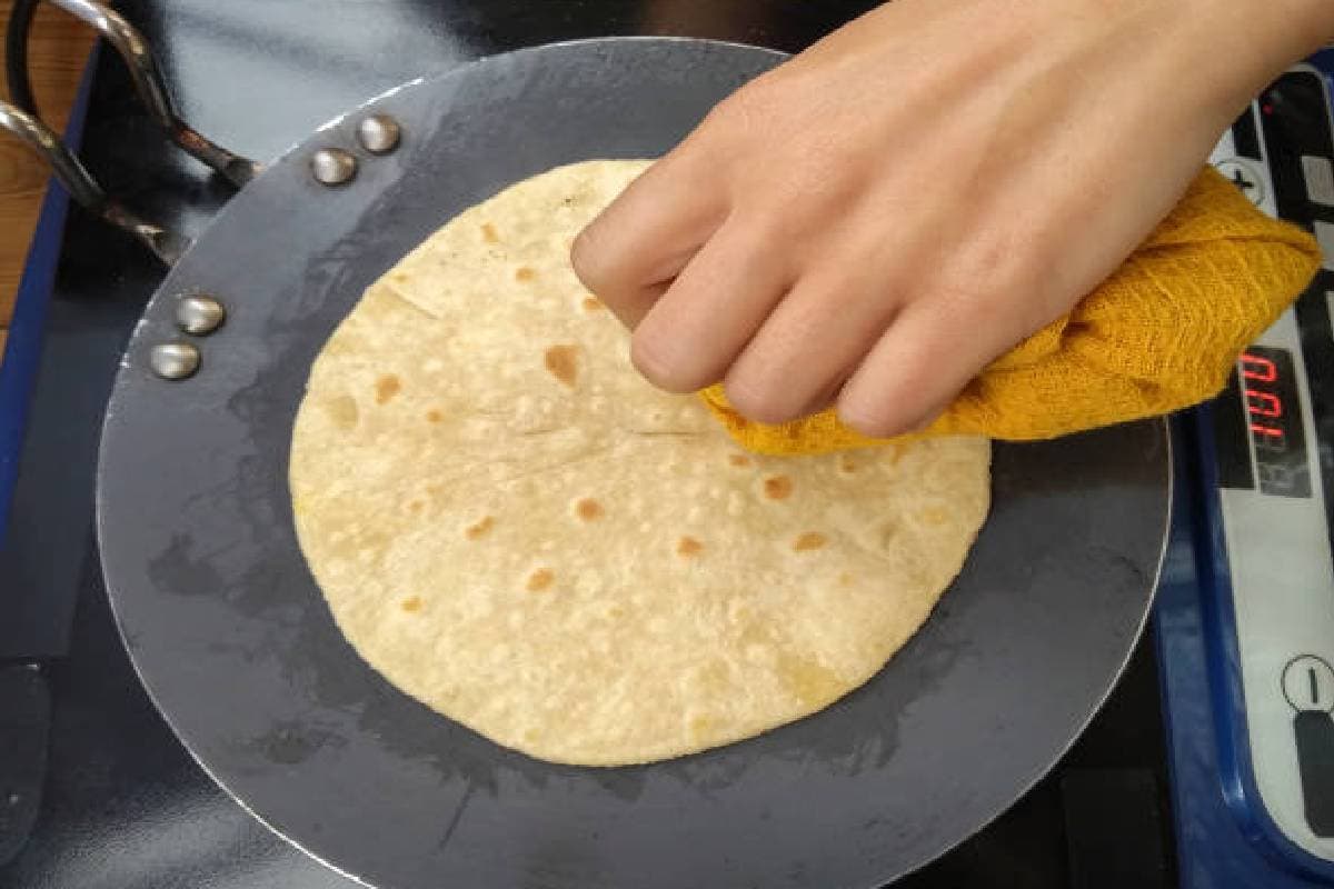 Vastu Tips For Tawa: किचन में तवा रखने का क्या है सही तरीका, एक गलती से खाली हो सकता है भंडारा