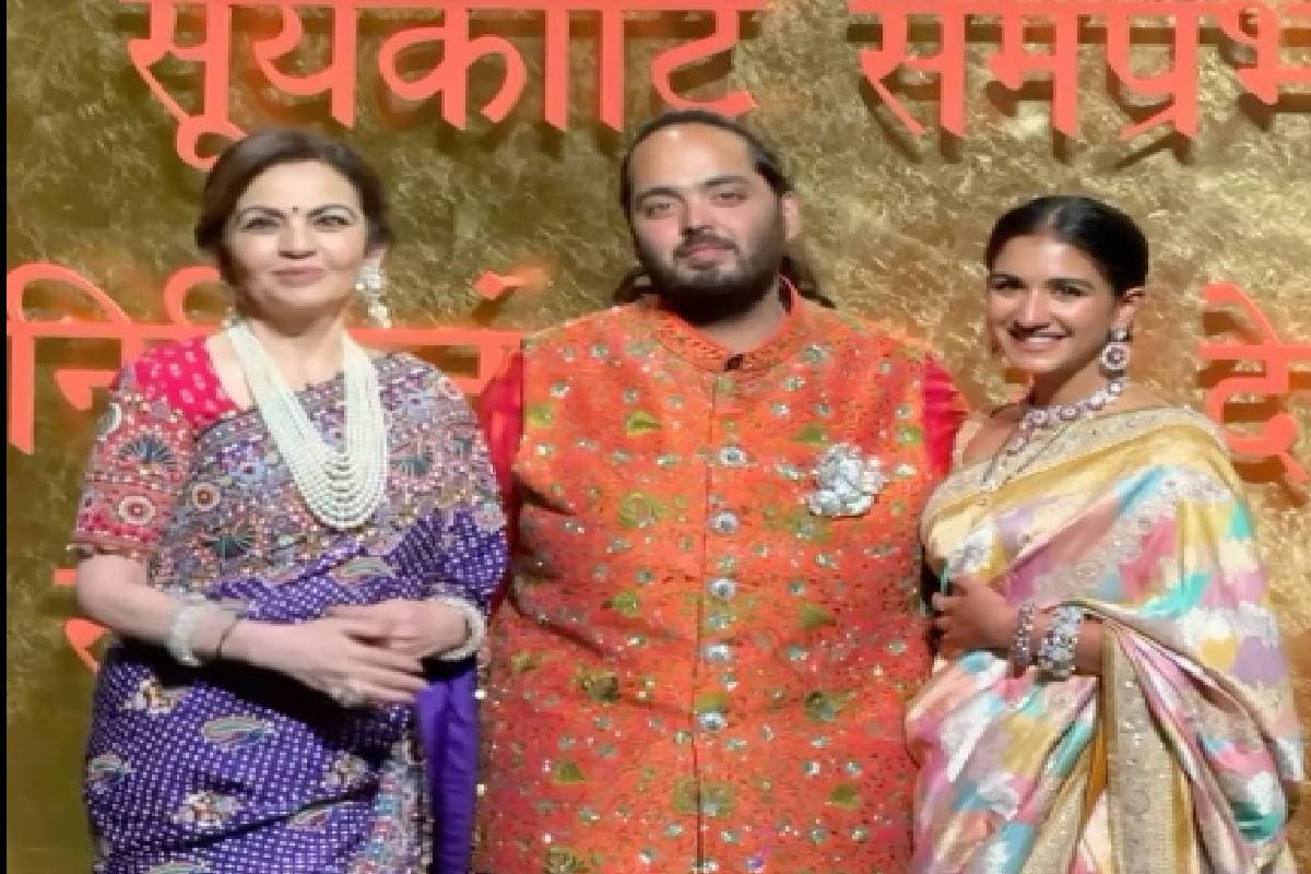 Ganesh Chaturthi पर अंबानी परिवार की नई बहू ने सोने की कढ़ाई वाली पहनी साड़ी, नीता अंबानी का देखें लुक