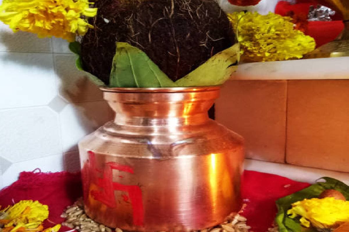 Water Pot in Puja Room: पूजा रूम में जल का कलश क्यों रखना चाहिए? जानें खास बात