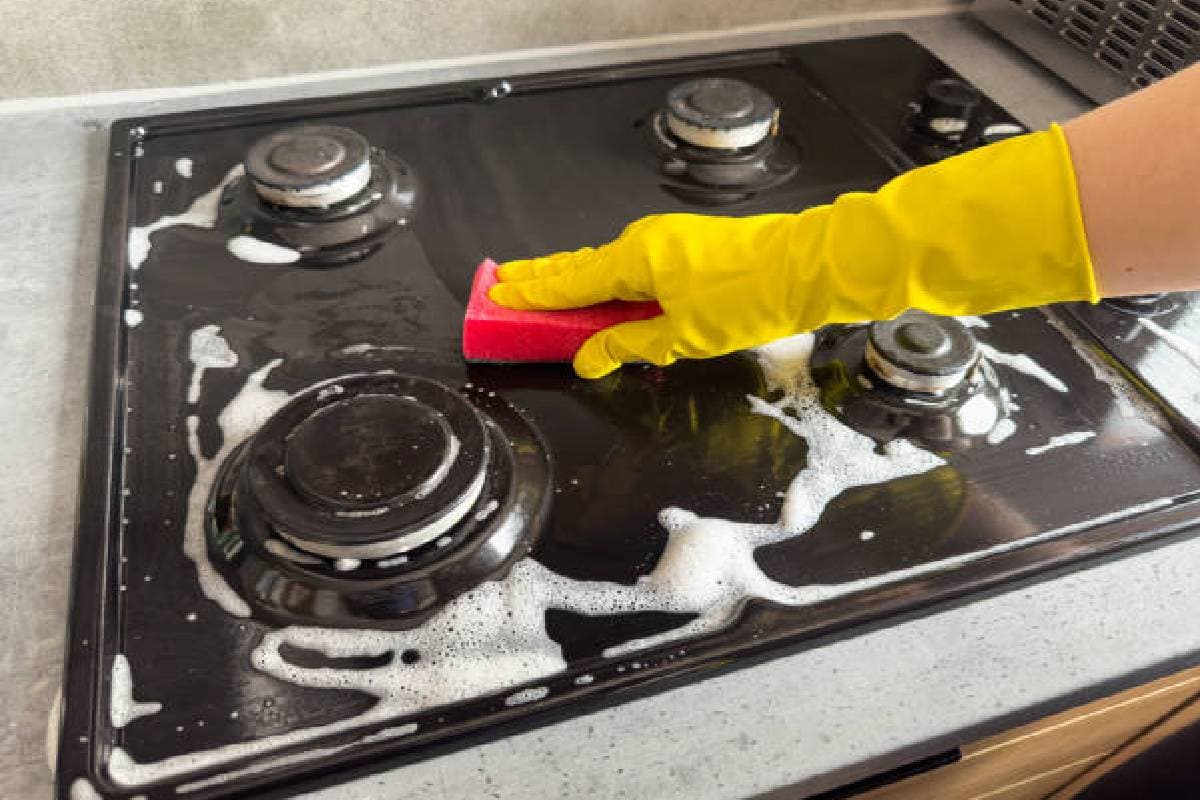 Gas Stove Cleaning Tips: गैस स्टोव पर जमी गंदगी को ऐसे करें साफ, ये है स्पेशल किचन हैक
