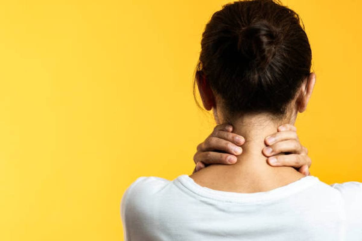 Stiff Neck: गर्दन की अकड़न को कैसे ठीक, इन 4 तरीकों से मिलेगा आराम