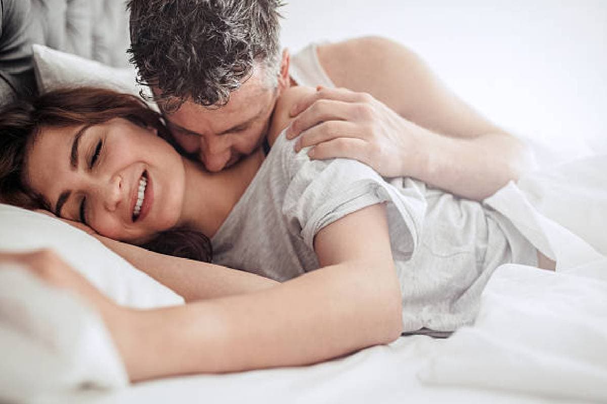 Love Bite Side Effects: बॉयफ्रेंड या गर्लफ्रेंड को लव बाइट देने पहले जान लें इसके नुकसान