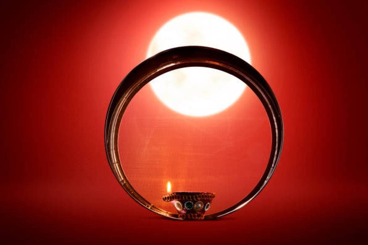 Karwa Chauth katha in hindi: करवा चौथ पर महिलाएं क्यों करती हैं चांद की पूजा, जानें इस व्रत की क्या है कथा