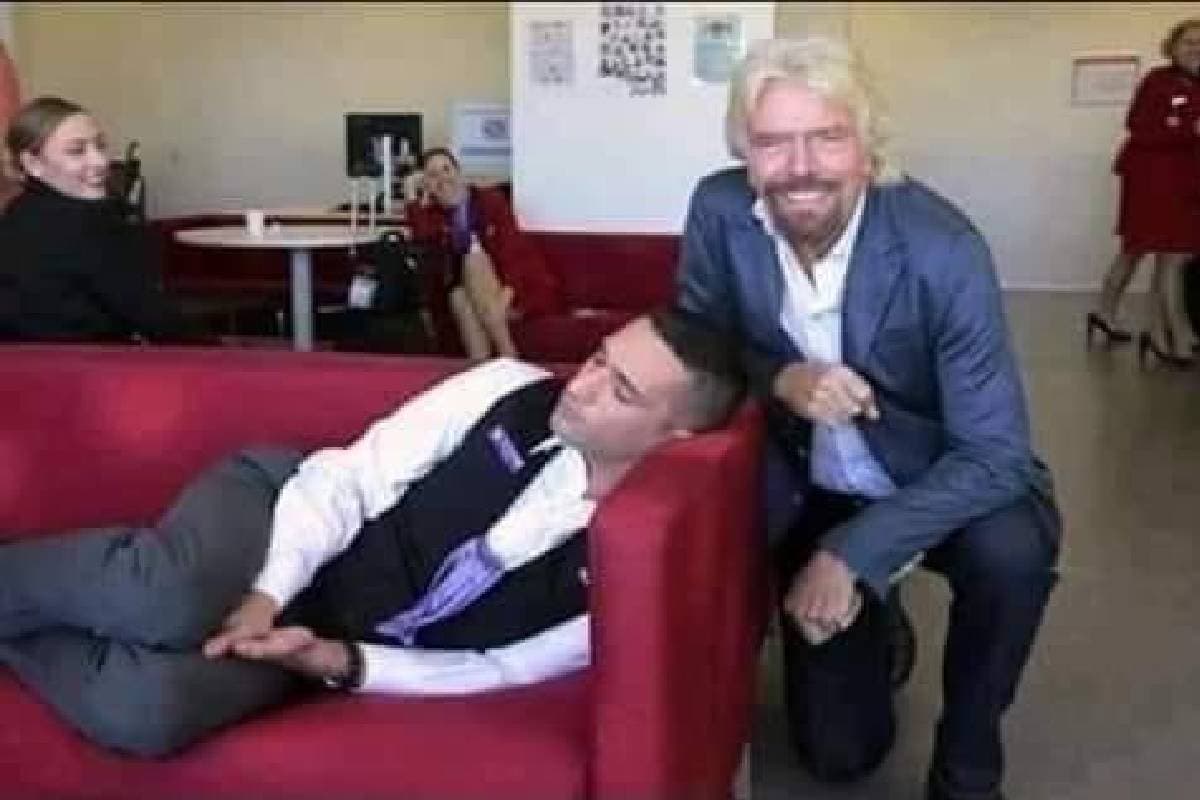 Good Boss: बैंक कर्मचारी को सोफे पर सोता देख इस अरबपति ने ली साथ में फोटो, कहा- बहुत मेहनत की है, अब सो रहा है…