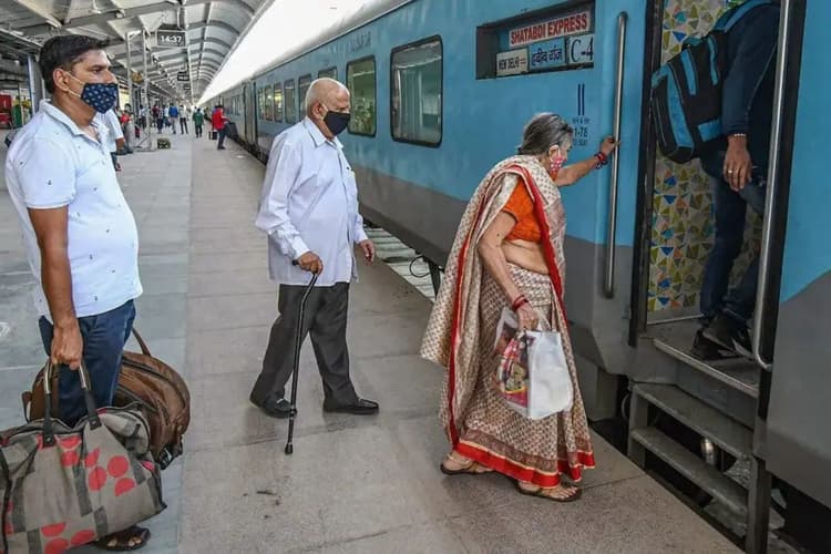 Train: त्योहारों में माता-पिता के लिए ट्रेन में चाहिए लोअर सीट, जानें कैसे करें बुक?