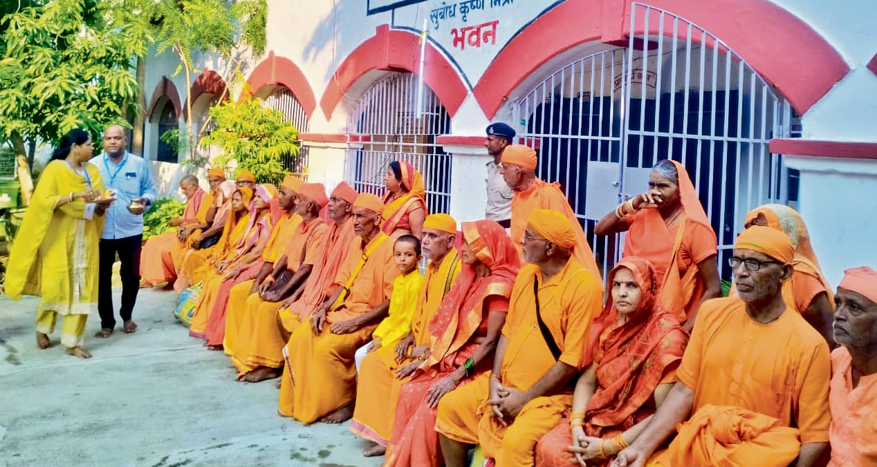 Pitru Paksha: गया पहुंचे तीर्थयात्रियों का चरण धोकर किया स्वागत, चंदन से तिलक लगाकर पहनायी माला