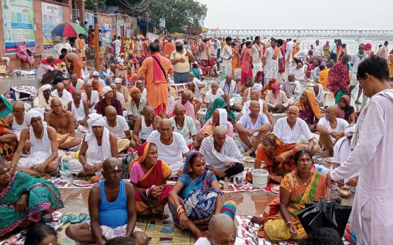 Pitru Paksha: गया में उमड़ा श्रद्धालुओं का सैलाब, पितृ और प्रेत दोष से मुक्ति के लिए लाखों लोगों ने किया पिंडदान