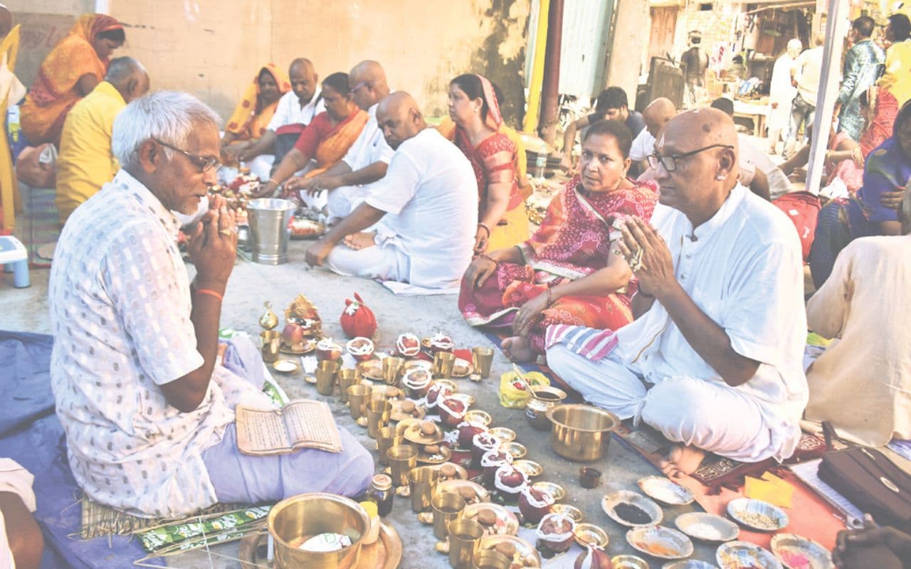 Pitru Paksha 2024: गया में डेढ़ लाख तीर्थयात्रियों ने किया पिंडदान, प्रेतशिला वेदी स्थलों पर रही भीड़