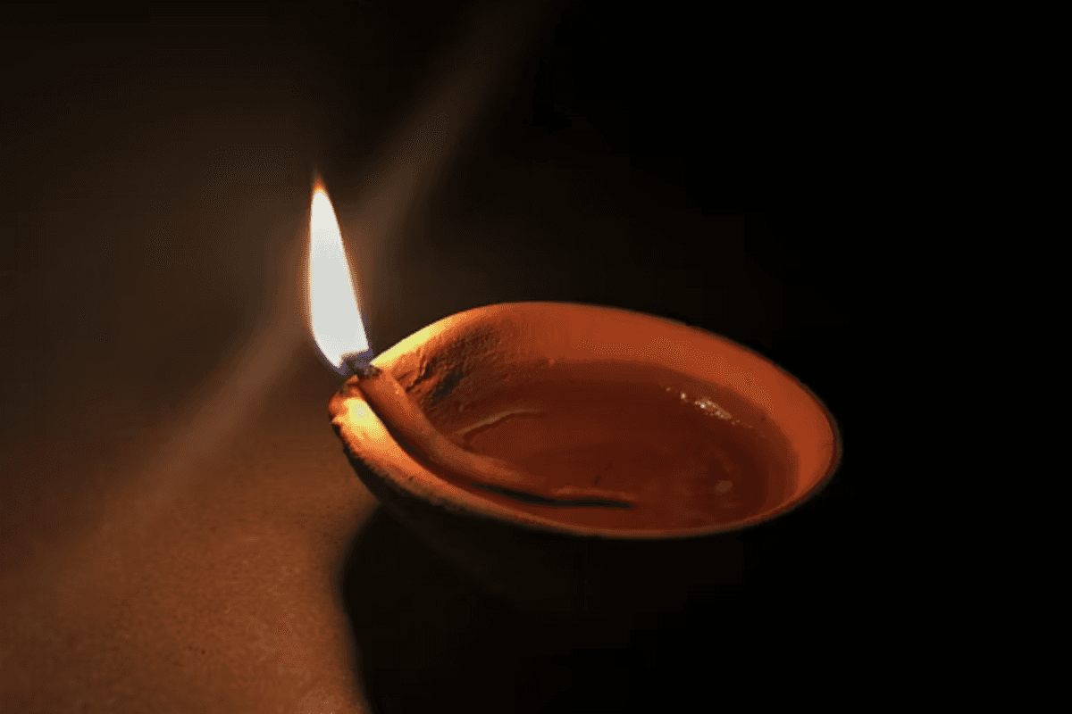 Poojaghar Cleansing Tips: पूजा का दिया लगाने से हो रही है पूजा घर की दीवारे काली तो जानिए सरल उपाय