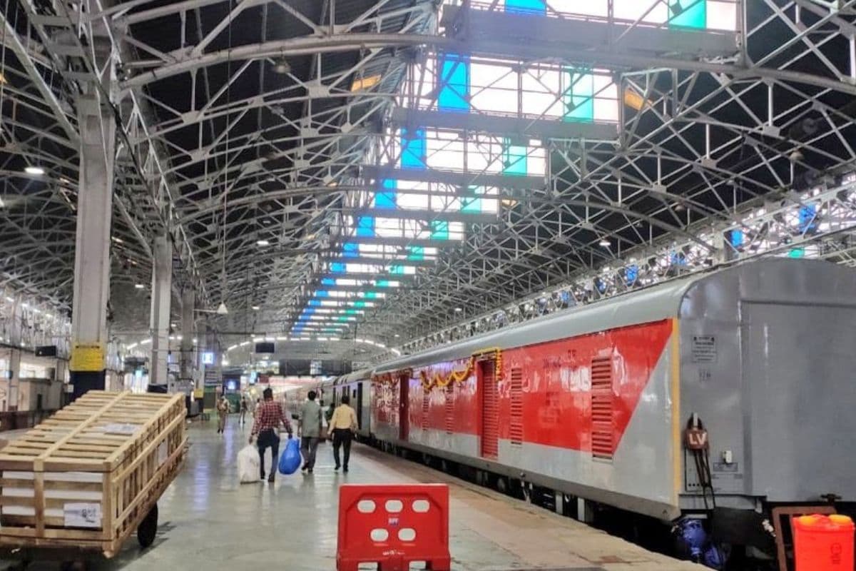 Train Accident: ट्रैकमैन की बहादुरी से टली बड़ी ट्रेन दुर्घटना, फिल्मी अंदाज में राजधानी एक्सप्रेस को रोका