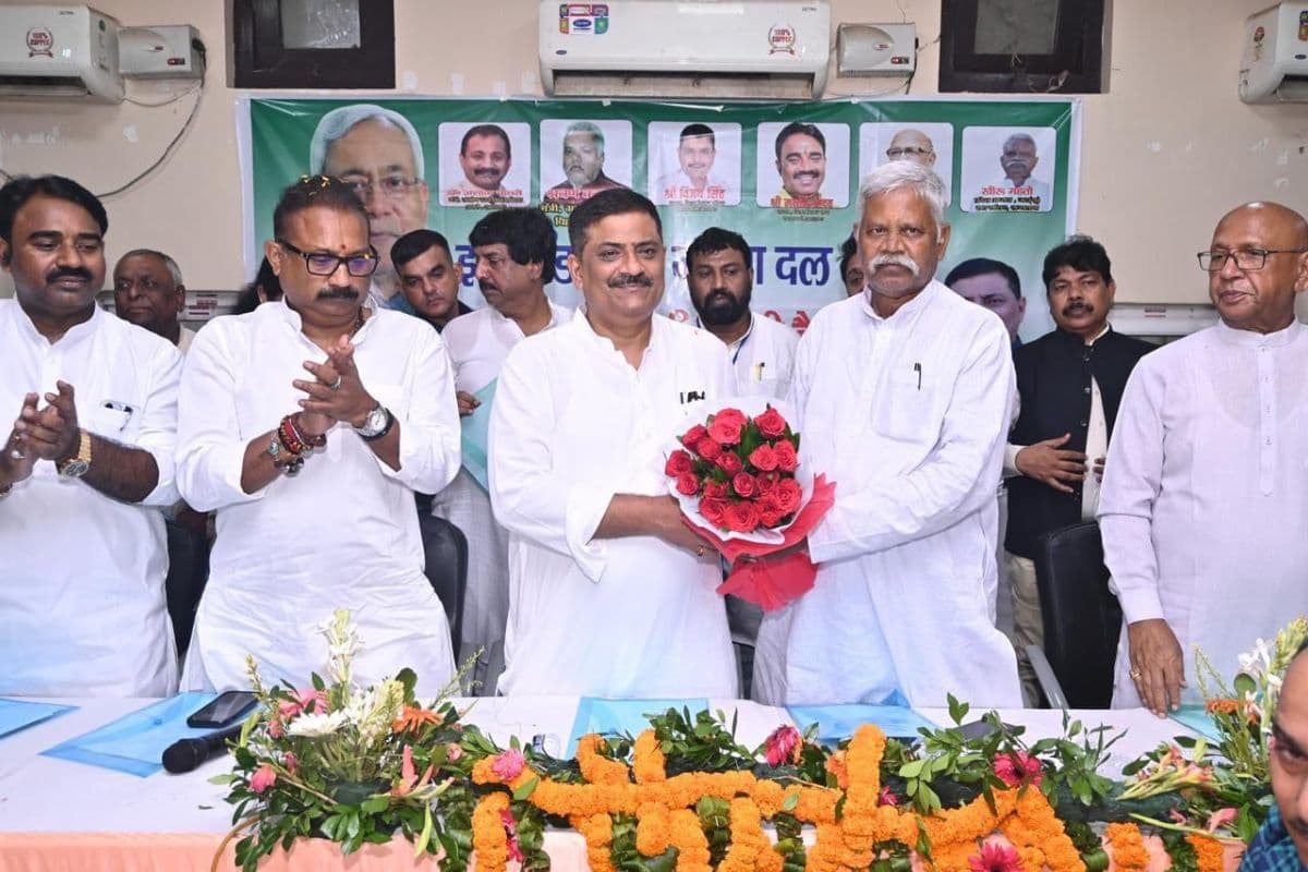 जदयू के राष्ट्रीय कार्यकारी अध्यक्ष संजय झा का स्वागत करते खीरू महतो जदयू के राष्ट्रीय कार्यकारी अध्यक्ष संजय झा का स्वागत करते खीरू महतो