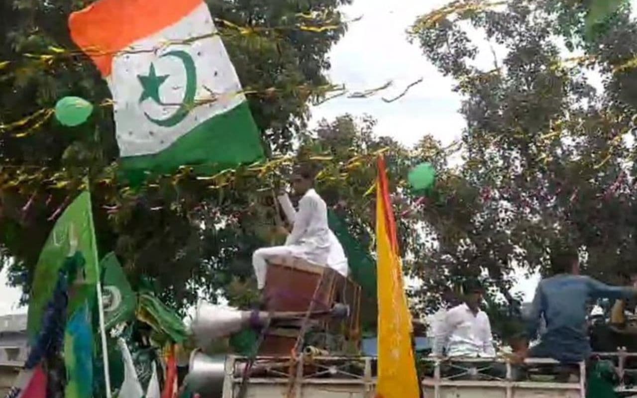 सारण में जुलूस के दौरान शर्मनाक हरकत, लहराया विवादित झंडा, हिरासत में दो लोग