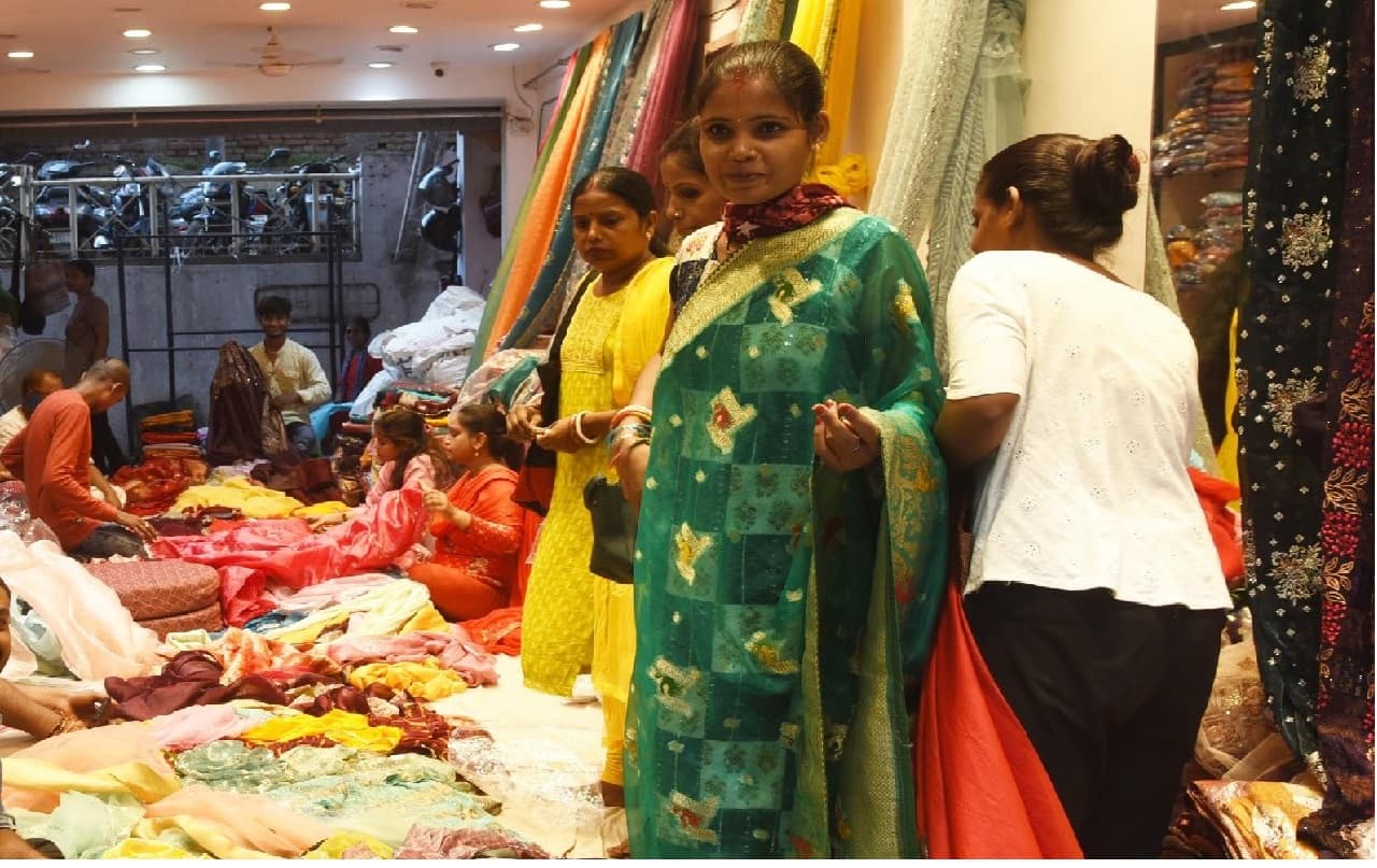 Teej 2024: तीज को लेकर सजा बाजार, कहीं सजा है चूड़ी व लहठी तो कहीं साड़ी का है संसार