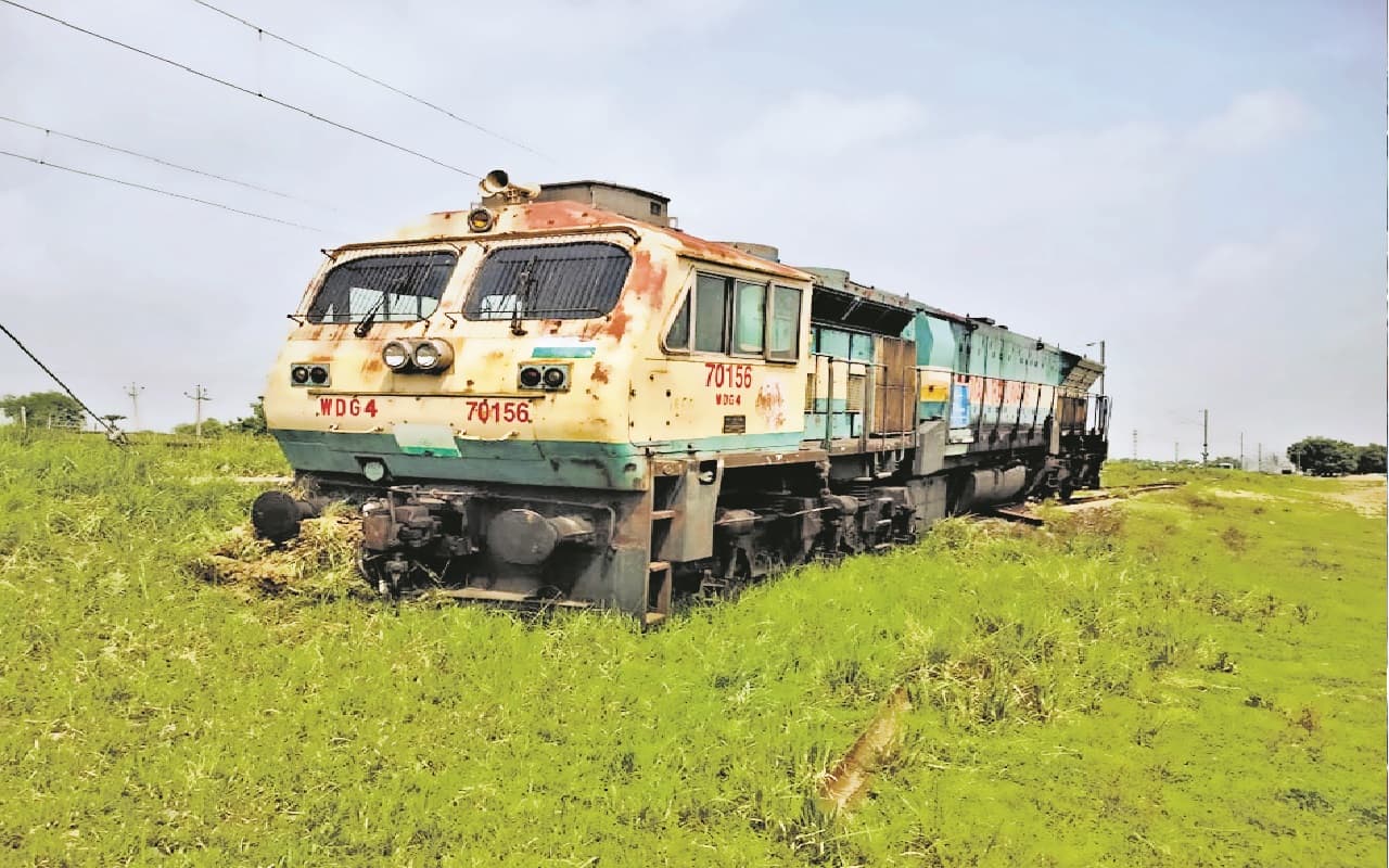 ‍Train News: बिहार की खेतों में चलने लगी ट्रेन, पढ़िए क्या है पूरा मामला...