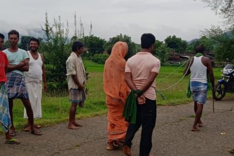 झारखंड में ग्रामीणों का तुगलकी फरमान, प्रेमी युगल को रस्सी से बांधकर पूरे गांव में घुमाया