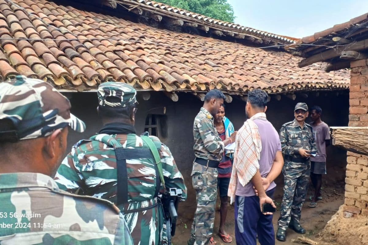 Bomb In Latehar: लातेहार में केन बम मिलने से हड़कंप, पुलिस ने किया निष्क्रिय