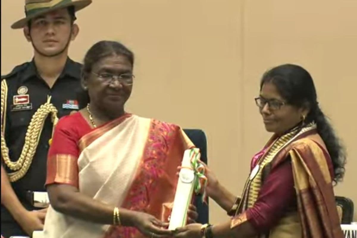 राष्ट्रपति द्रौपदी मुर्मू ने बोकारो की डॉ आशा रानी को राष्ट्रीय शिक्षक पुरस्कार 2024 से किया सम्मानित