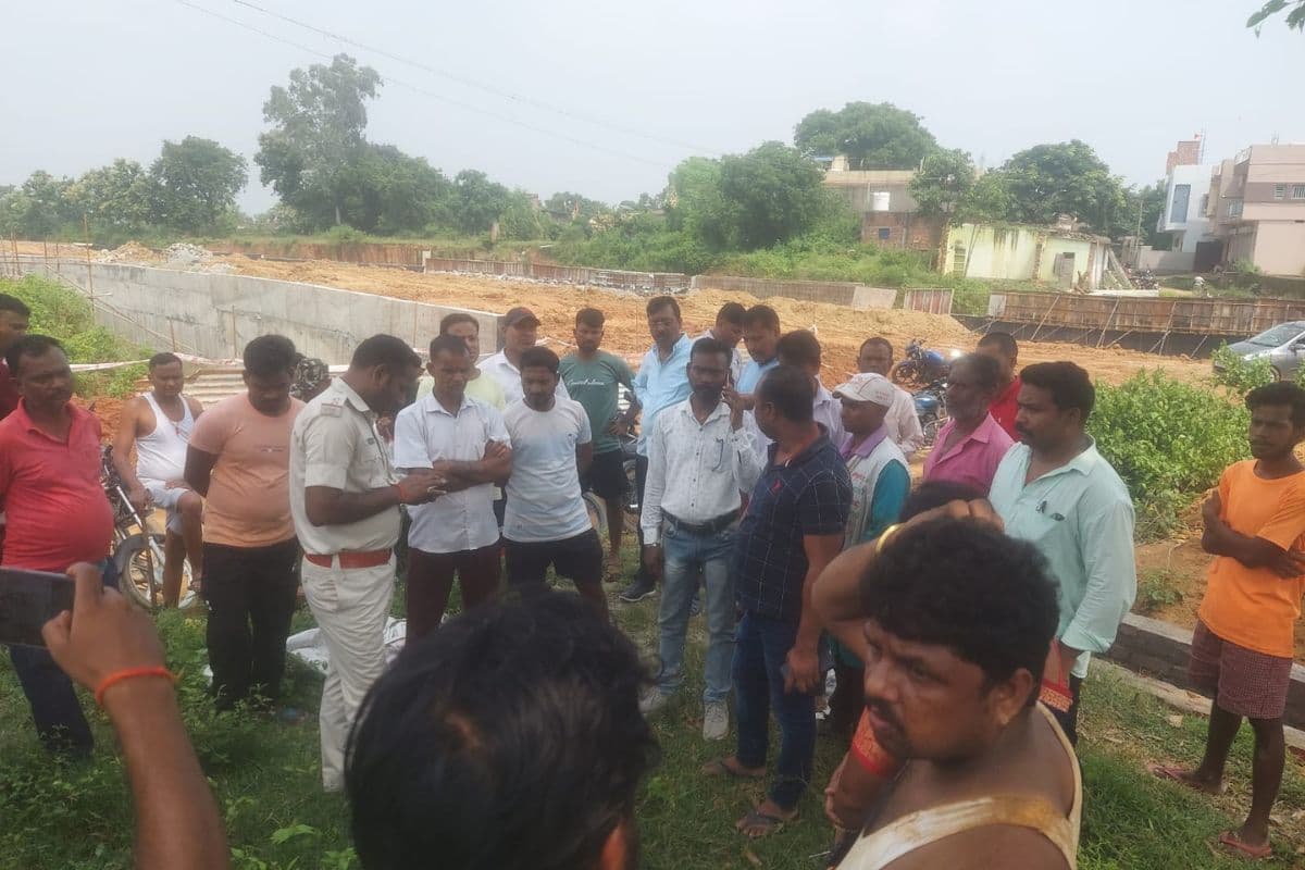 रामगढ़ : रेल लाइन निर्माण के खोदे गए गड्ढे में गिर कर युवक की मौत, ग्रामीणों ने किया सड़क जाम