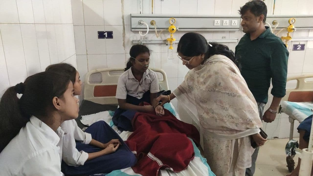 Munger News: मुंगेर में कृमि नाशक एल्बेंडाजोल गोली खाने से 7 बच्चियों की बिगड़ी तबीयत, स्वास्थ्य विभाग पर भड़के परिजन