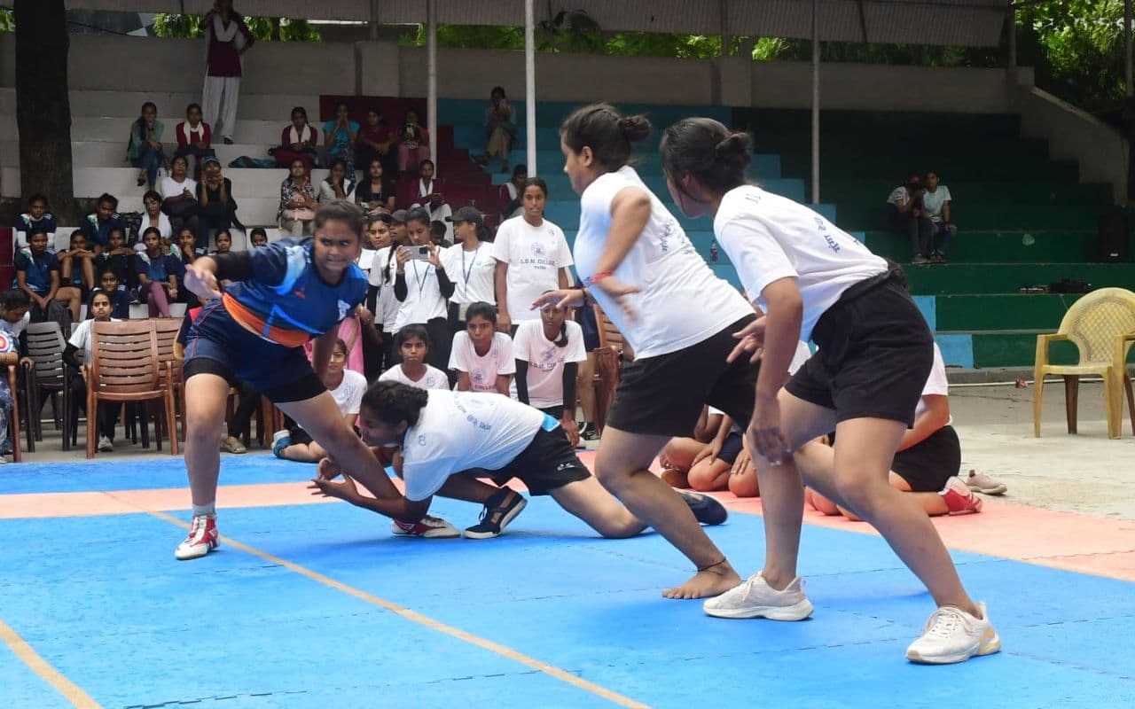 जेडी वीमेंस कॉलेज में दो दिवसीय ‘अंतर महाविद्यालय कबड्डी प्रतियोगिता’ का हुआ आगाज, छात्राओं ने कबड्डी स्पर्धा में दिखाया दम