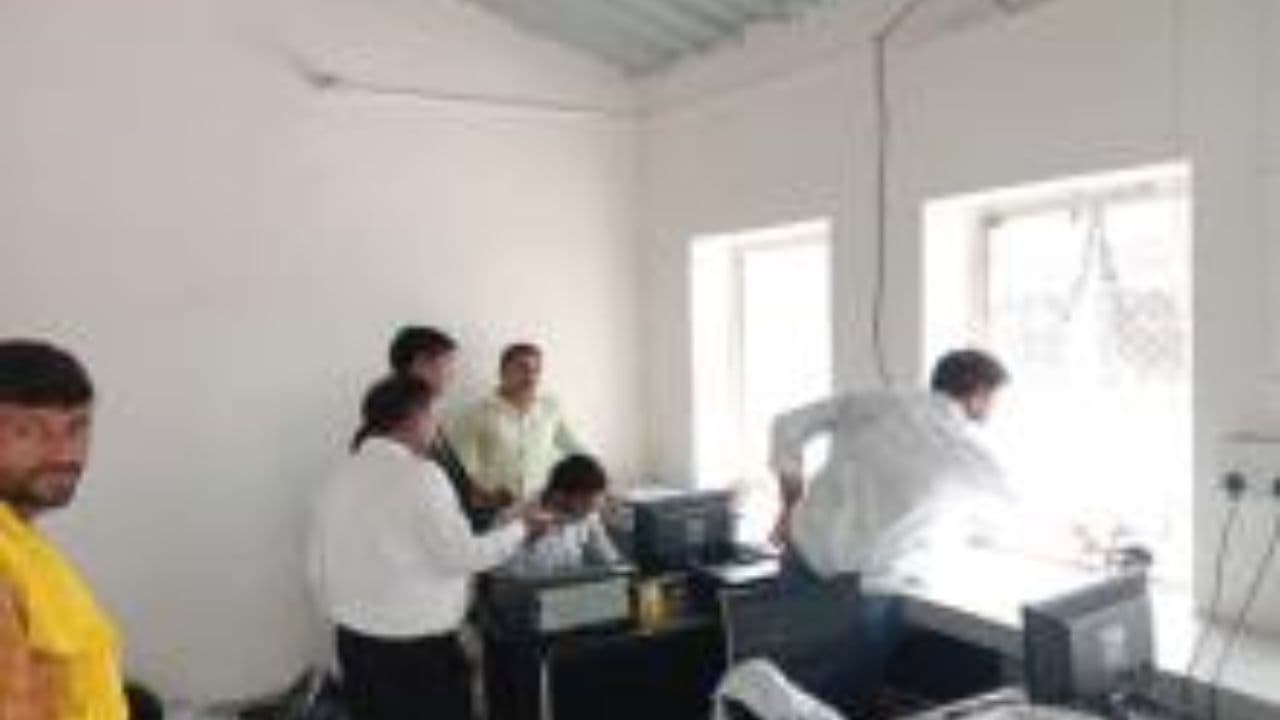 भूमि मुआवजे के नाम पर किसान से मांगी रिश्वत, DM ने लिपिक समेत 2 को किया निलंबित