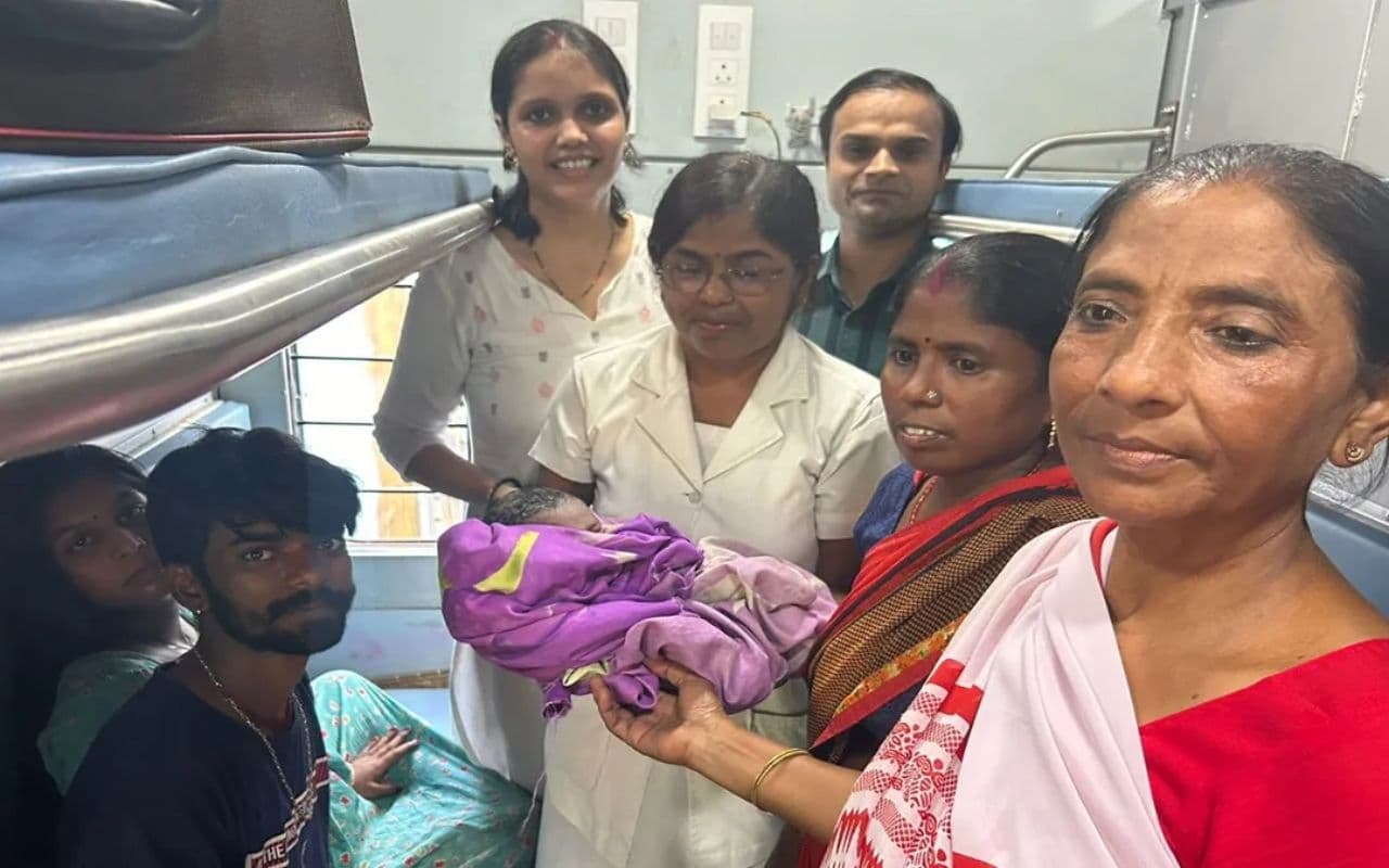 चलती ट्रेन में महिला ने दिया बच्ची को जन्म, डिलीवरी होने तक खड़ी रही ट्रेन चलती ट्रेन में महिला ने दिया बच्ची को जन्म, डिलीवरी होने तक खड़ी रही ट्रेन
