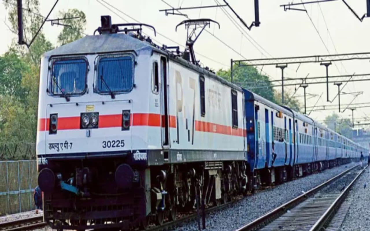 Bihar News: कोलकाता-कटिहार ट्रेन से स्विस गोल्ड के साथ तस्कर गिरफ्तार, मुजफ्फरपुर DRI की टीम ने की कार्रवाई