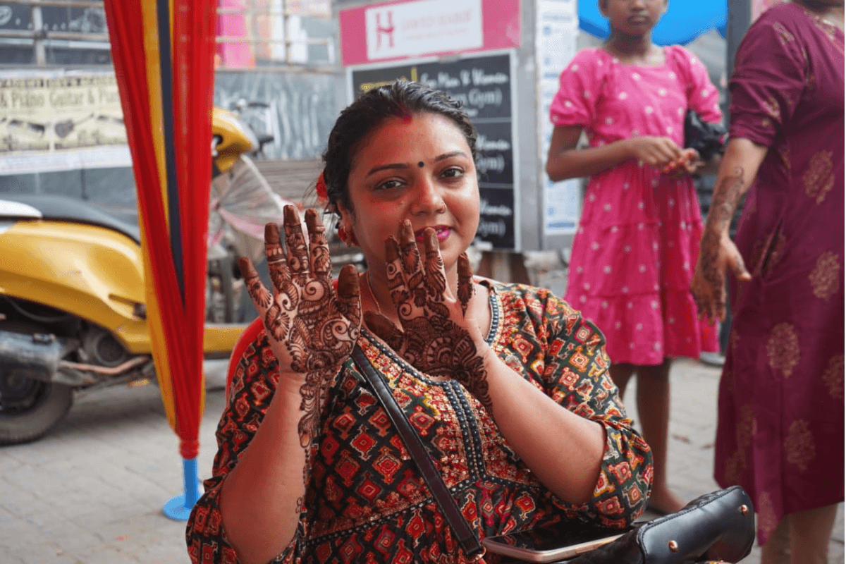 PHOTOS: Hartalika Teej को लेकर रांची में मेंहदी के लिए महिलाओं का जबरदस्त क्रेज