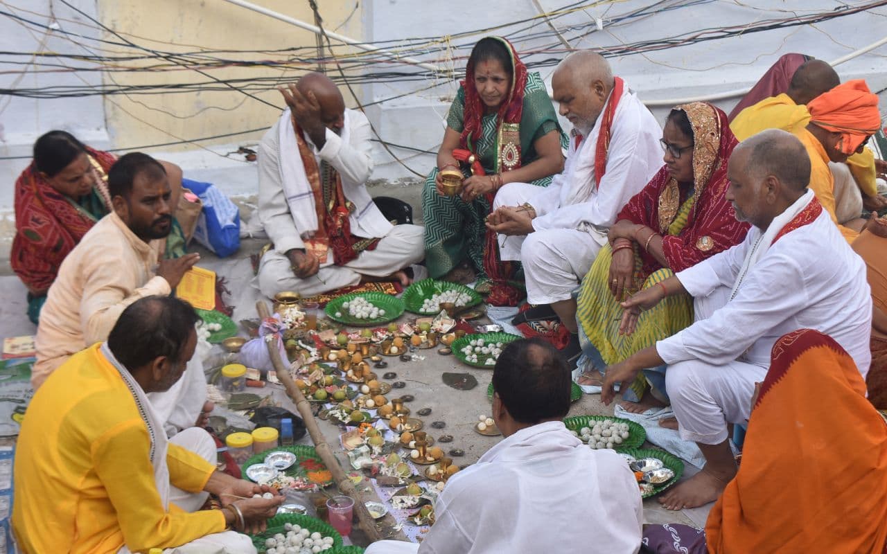 Pitru Paksha in Gaya: गया में यहां सीता जी ने दशरथ का किया था पिंडदान, जानें इसके पीछे की कहानी
