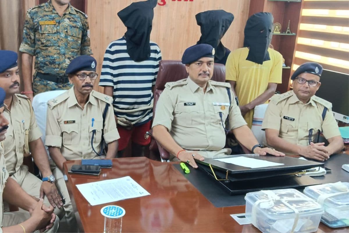Gumla Crime News: ब्लैक कोबरा संगठन के तीन अपराधी गिरफ्तार, 40 लाख की रंगदारी मांगने का आरोप