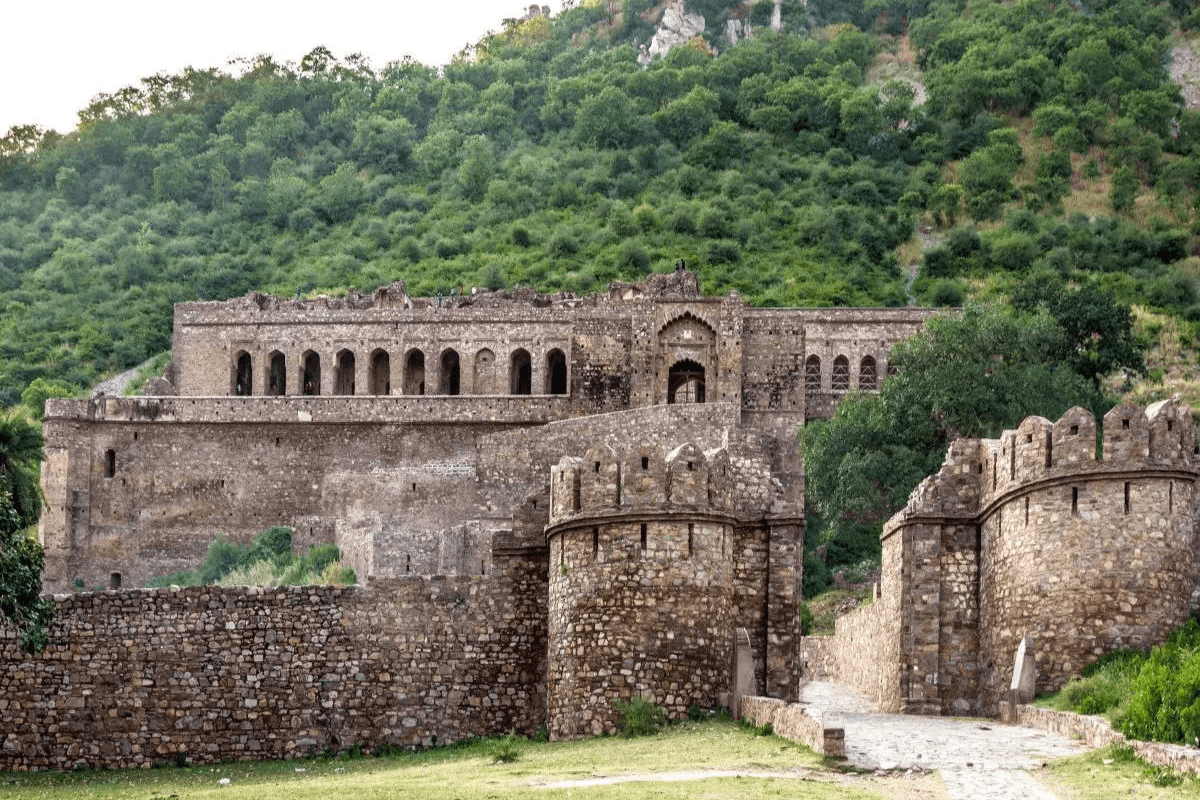 Bhangarh Fort: भानगढ़ किला भारत का सबसे रहस्यमय किला और इसके भूतिया श्राप की कहानियां