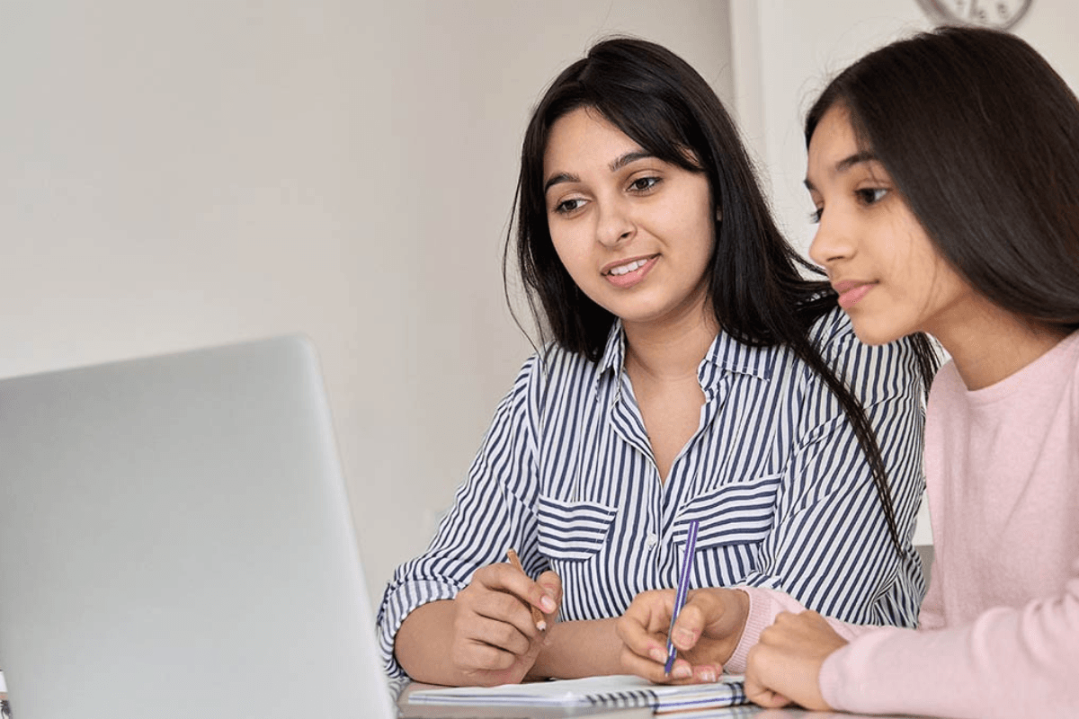 First Periods: बेटी को पहली बार पीरियड्स आएं तब कुछ जरूरी बातों का ध्यान रखना माता पिता के लिए है महत्वपूर्ण