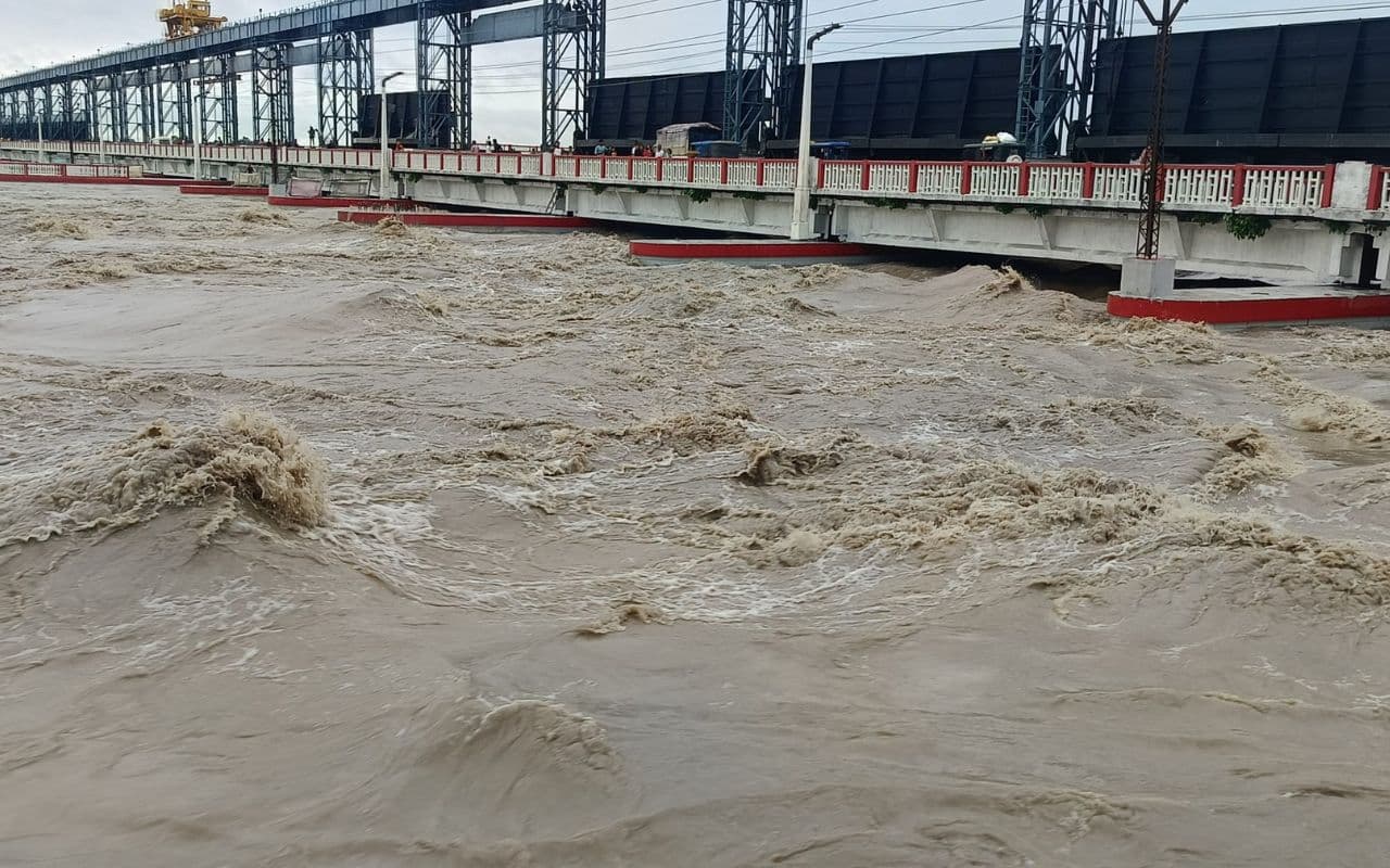 Flood in Bihar: भागलपुर के चोरहर भवनपुरा पुल के पास तटबंध क्षतिग्रस्त, बांधने में लगे 100 से ज्यादा मजदूर, अगर टूटा भीषण तबाही