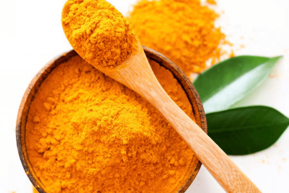 Glowing-Skin: चेहरे की खूबसूरती के लिए हल्दी, निखरी त्वचा के लिए असरदार घरेलू उपाय