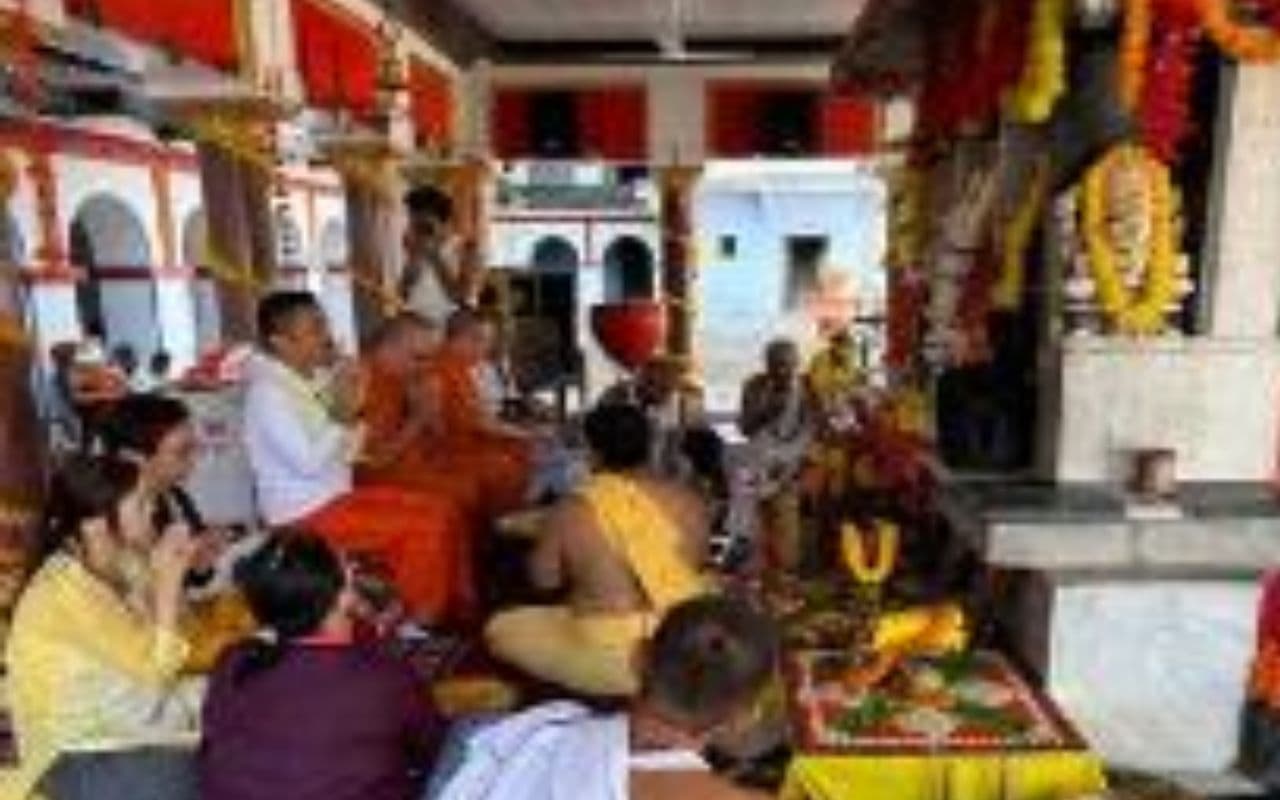 बोधगया मठ स्थित मां अन्नपूर्णा देवी की सिद्ध पीठ गद्दी पर अनुष्ठान में शामिल ताइवान के लोग बोधगया मठ स्थित मां अन्नपूर्णा देवी की सिद्ध पीठ गद्दी पर अनुष्ठान में शामिल ताइवान के लोग