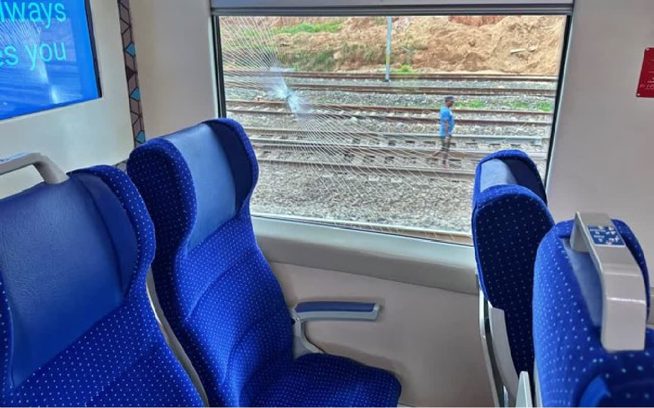 Vande Bharat : वंदे भारत ट्रेन पर पत्थरबाजी, पीएम मोदी 15 सितंबर को करेंगे उद्घाटन, टूटा खिड़की का शीशा