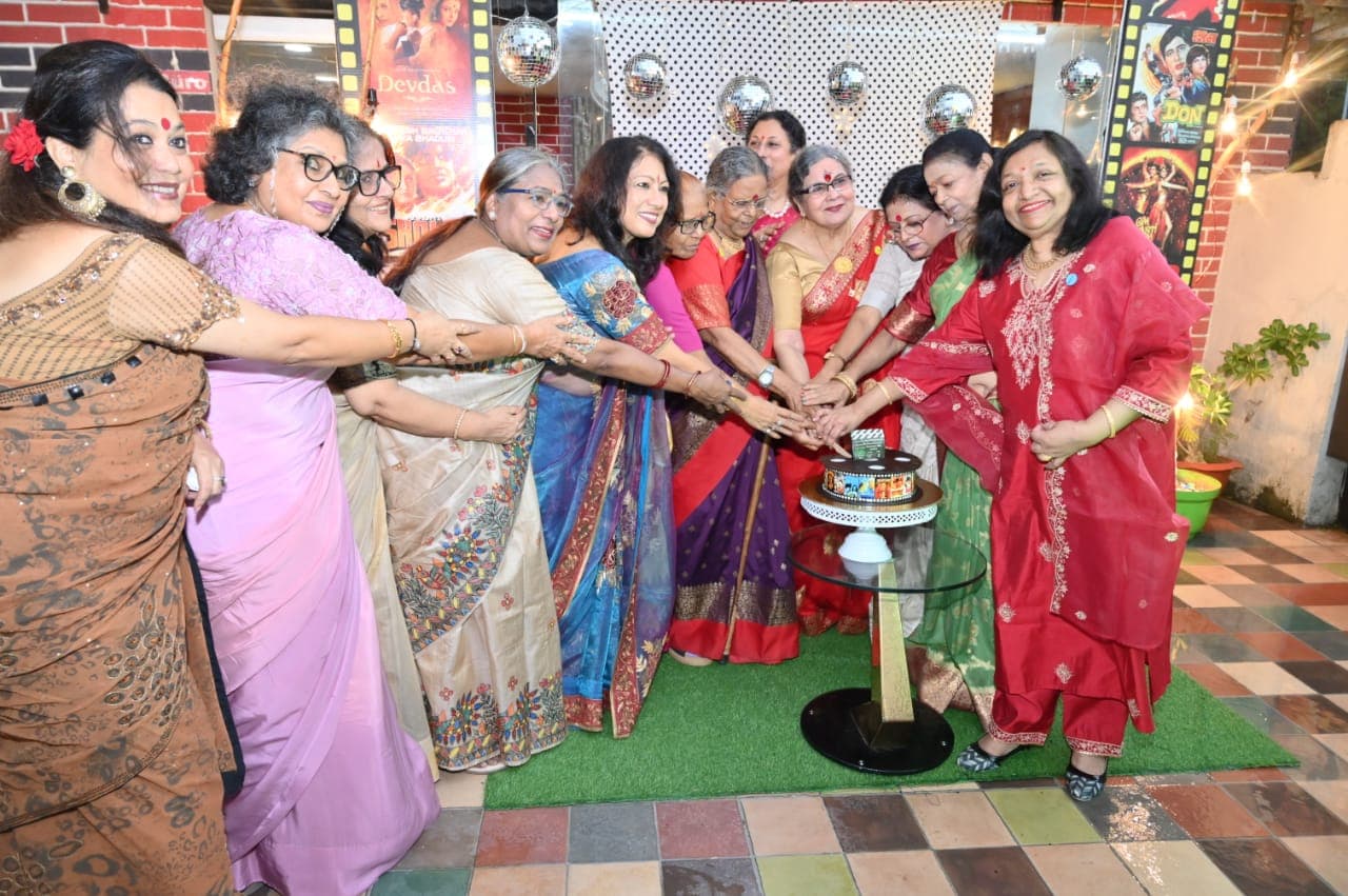 Patna News: नोट्रेडम अकैडमी में पुराने शिक्षकों ने मनाया जश्न, बॉलीवुड रेट्रो दीवा थीम पर रहा कार्यक्रम