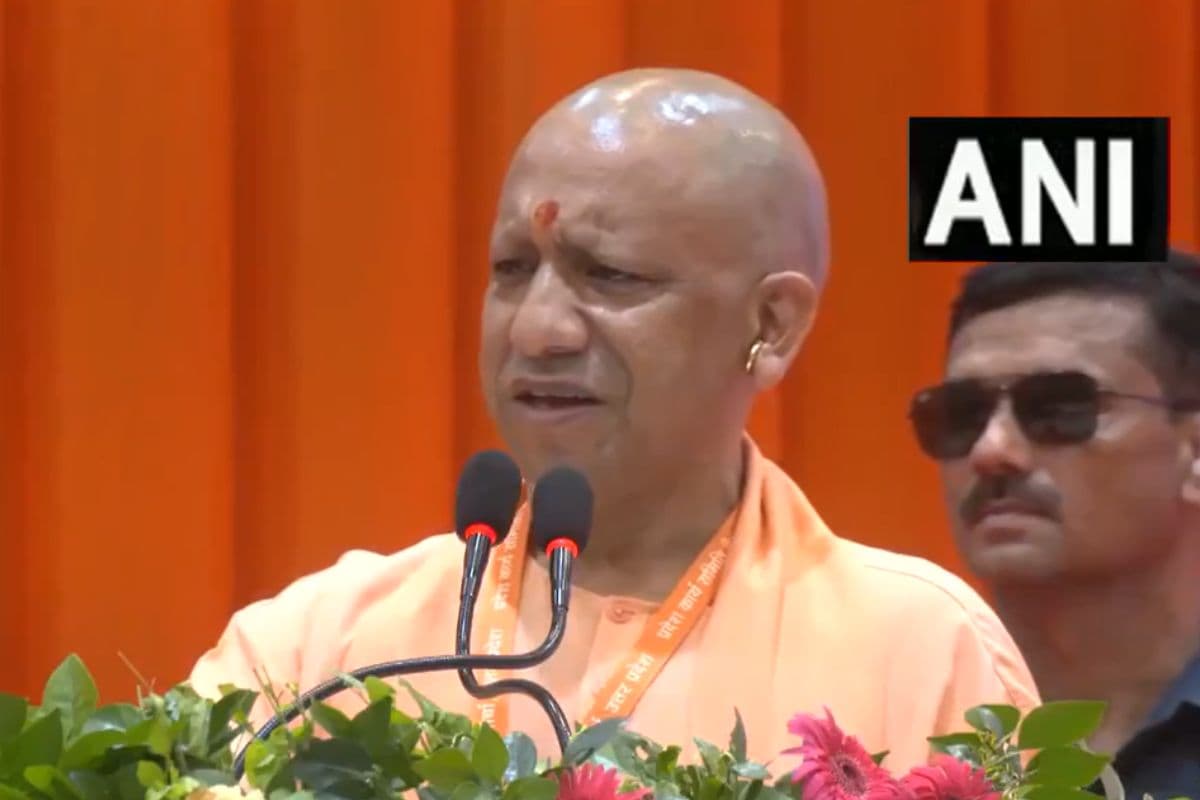 Yogi Adityanath: वाराणसी में गरजे आदित्यनाथ, कहा- कोई धर्म या भाषा देश से बड़ी नहीं हो सकती