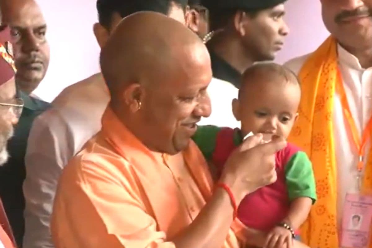 Bahraich Wolf Attack: भेड़िया प्रभावित बहराइच गांव पहुंचे सीएम योगी, लोगों से की मुलाकात