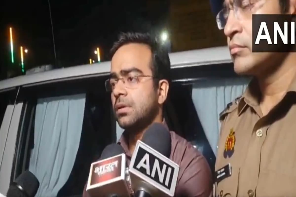 UP Big Accident: हाथरस में बड़ा हादसा, बस ने वैन को मारी टक्कर, 15 लोगों की मौत