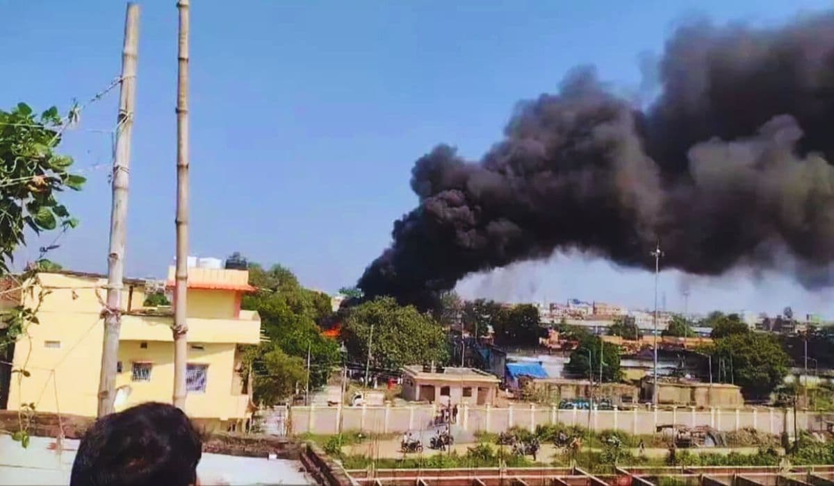 धू-धूकर जला आरा का एक फल गोदाम, मची अफरातफरी, फायर ब्रिगेड की मदद से आग पर पाया गया काबू