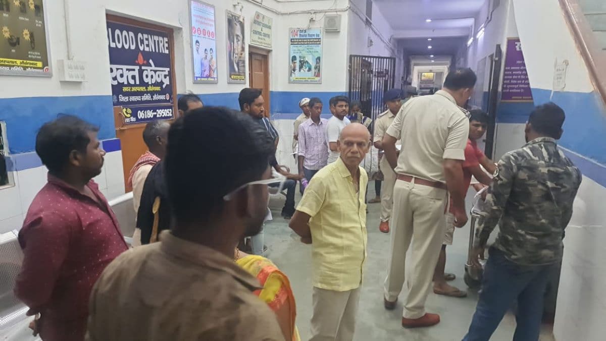 बिहार में यूपी के पिंडदानियों की अनियंत्रित कार ट्रक से टकराई, एक की मौत, चार की स्थिति गंभीर