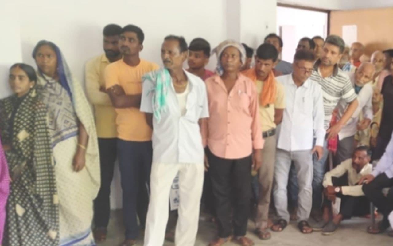 Bihar Land Survey : औरंगाबाद में ग्रामसभा के दौरान महिला अमीन से बदसलूकी, युवक ने बेल्ट से किया हमला, दहशत में कर्मचारी