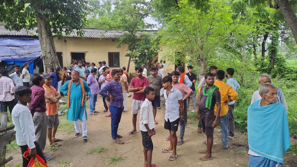 बिहार में विषैले सांप ने महिला को काटने के बाद दूसरे कमरे में जाकर किशोर को भी काटा, दोनों की मौत