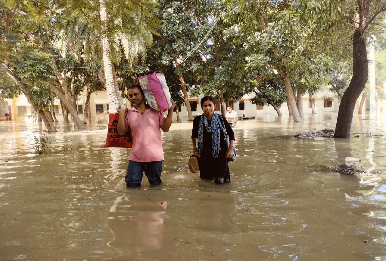 Bihar Flood: बिहार के इन 13 जिलों में फ्लैश फ्लड का खतरा, आपदा विभाग ने जारी किया अलर्ट