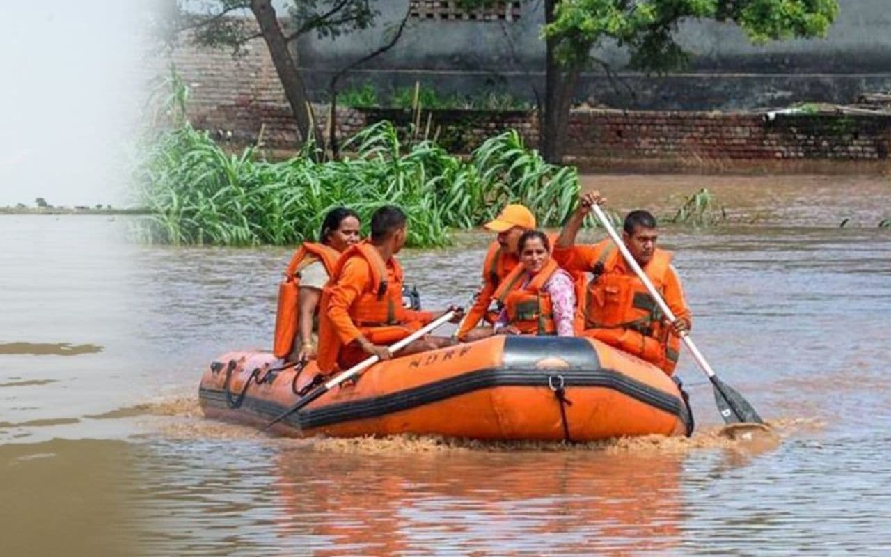 Bihar Flood: बिहार के 20 जिलों में बाढ़ का खतरा, अलर्ट पर NDRF-SDRF की 16 टीमें, हेल्पलाइन नंबर जारी